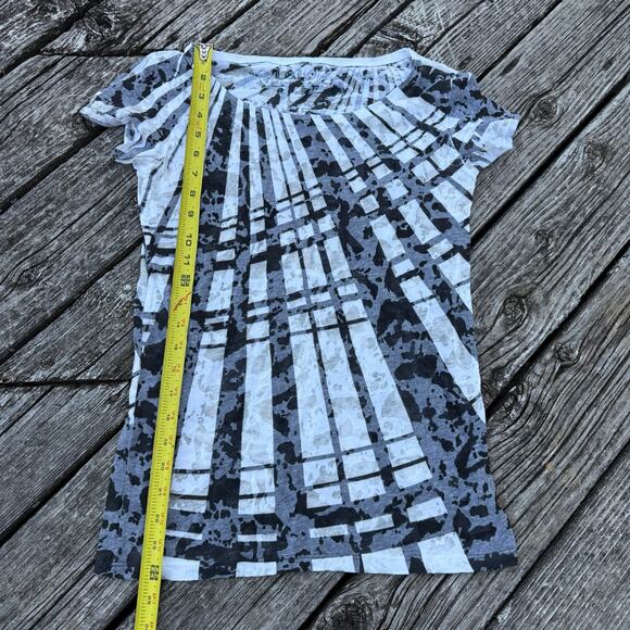 Edgy Graphic Print Top - Abstract Sunburst Design - Medium - Picture 3 of 5